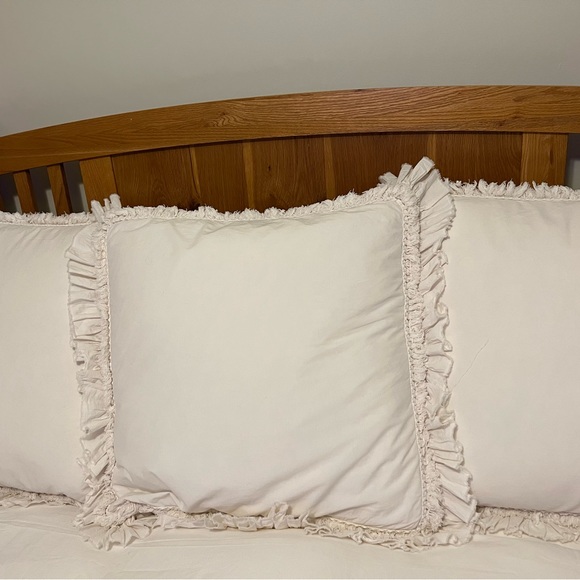 Anthropology, king ruffle duvet with 3 uti shams - Picture 7 of 13
